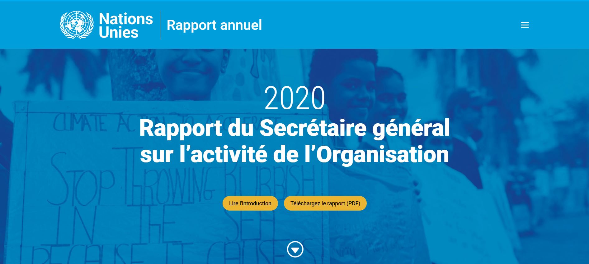 Cette page de web est bleue avec du texte blanc et contient le logo d'ONU sur le coin gauche supérieur