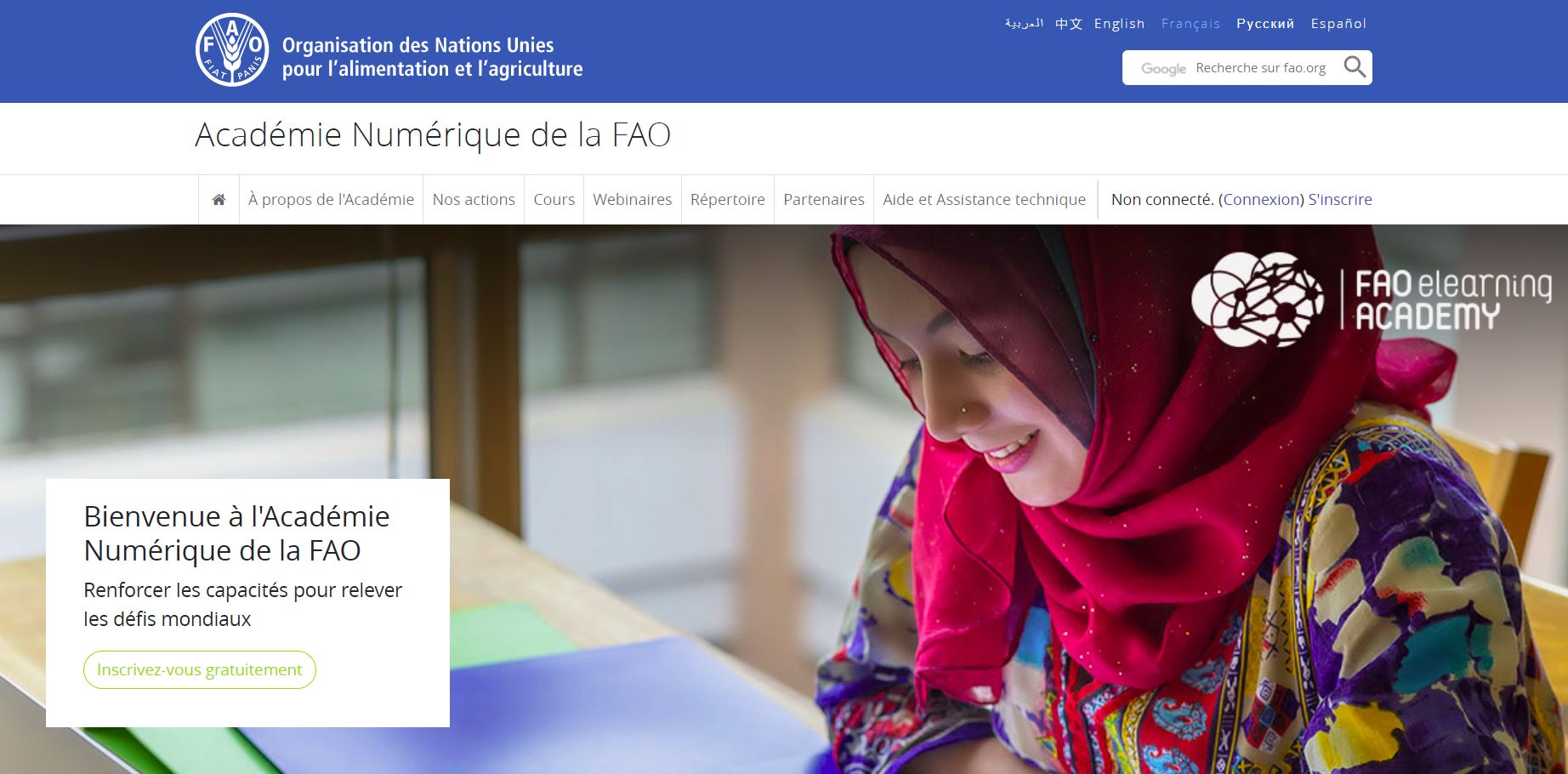 Cette platforme montre des images des filles qui apprennent sous le logo de FAO, au dessus on peut voir les cours dans l'album